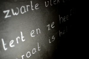 escaperoom hof te langelo bord met aanwijzingen